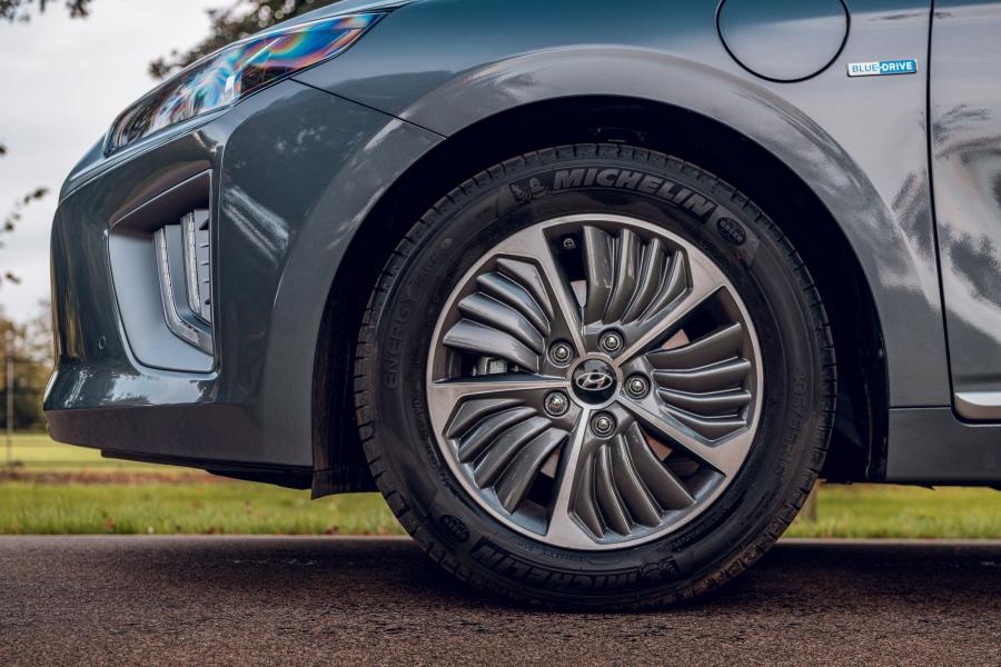 Колеса Hyundai IONIQ Plug-in Hybrid (AE) 2019 года  (UK) (фото 39 из 40)